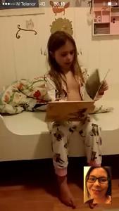 Å SKYPE GOD NATT: Seksåringen vår leser til meg før hun skal legge seg.